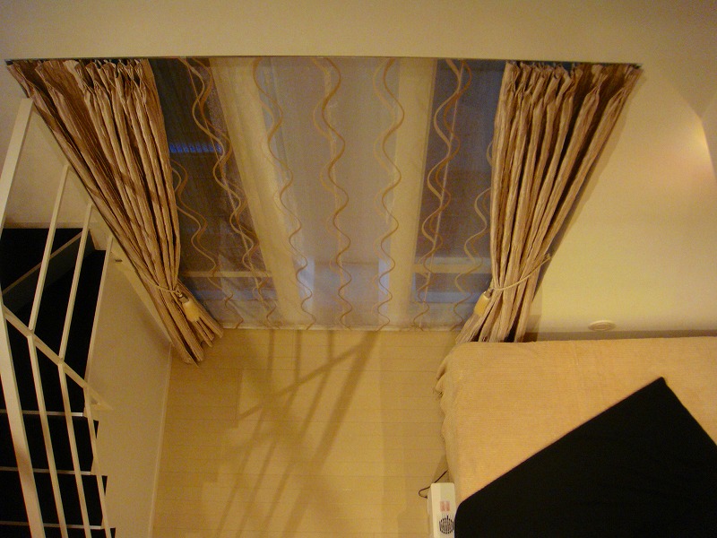 メゾネットマンションの大窓カーテンにオシャレな遮光カーテンを使用しました