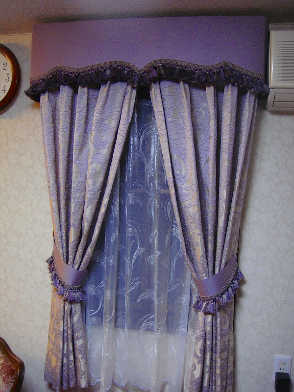 紫のバランスカーテン ペーズリー柄
