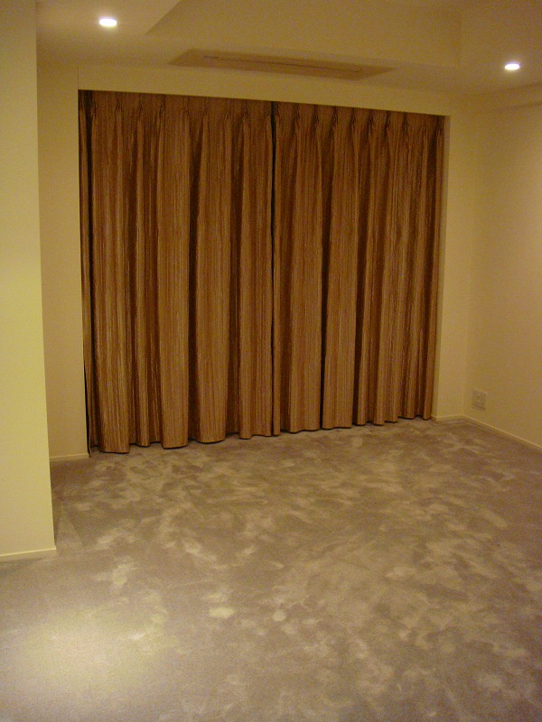 ベッドルームの優しいカーテン