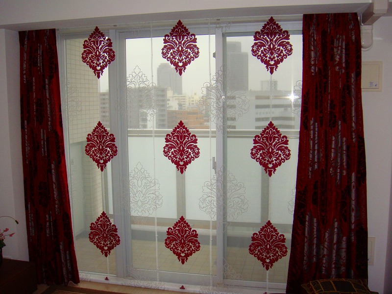 赤いカーテン シェードレースと組み合わせてモダンで辛口エレガントなお部屋に。
