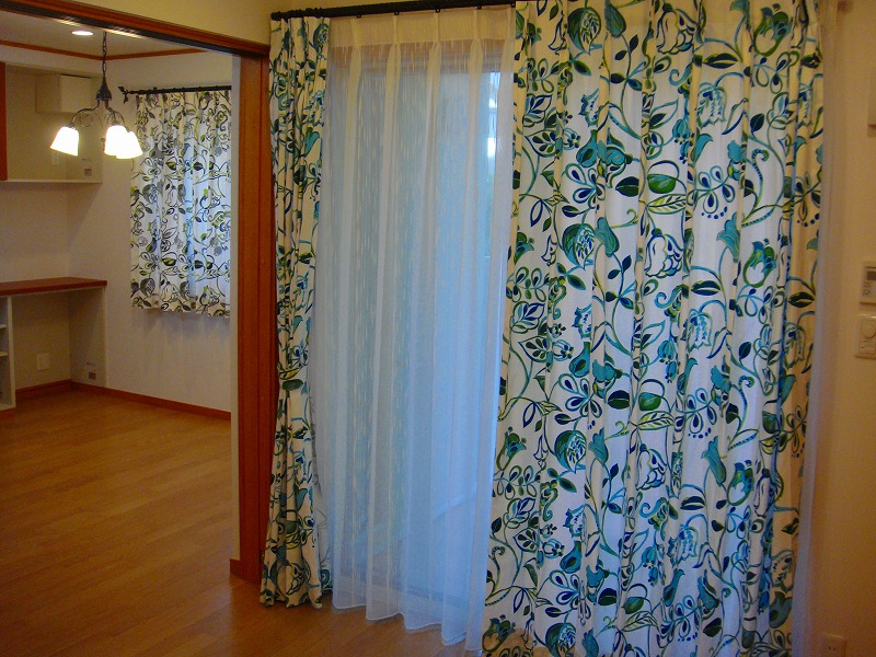 花柄カーテン　イギリスカーテン　青いカーテン