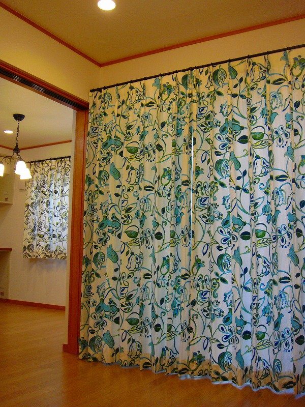 鮮やかな花柄カーテンでお家を明るく健康的に演出。 - 東京青山のおしゃれなオーダーカーテンはモンルーベジャパン