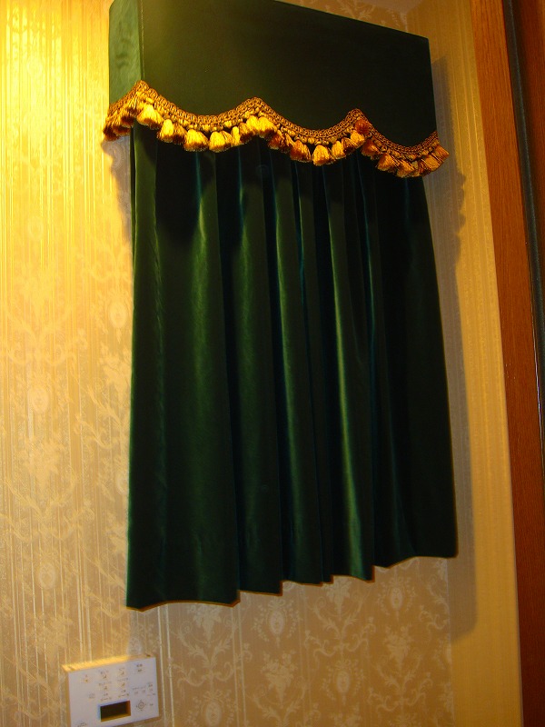 グリーンのカーテン　金のタッセル　ビロードのカーテン