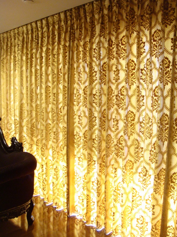 イギリス製ダマスクカーテンの圧巻な存在感 練馬区K様邸