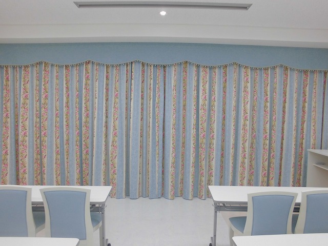 輸入カーテンで教室が華やかなチャペルのイメージに ! 千葉市美容学校