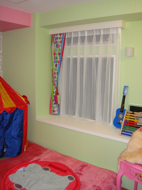 子供部屋のカーテン　ポップなカーテン　カラフルなカーテン