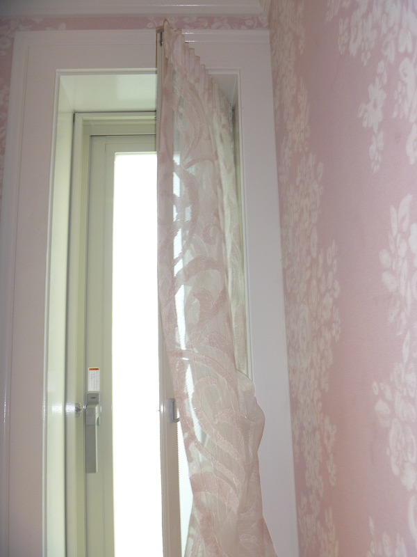 ピンクのレース　テニー風　内開き窓のカーテン