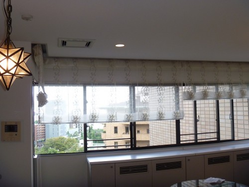 腰窓にはすっきりとしたシェードで広がりを 渋谷区S様邸