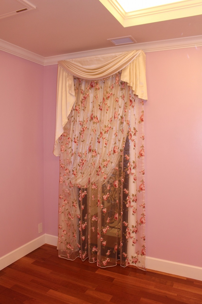 バラ柄のカーテン　バラの花のレース　輸入住宅のカーテン