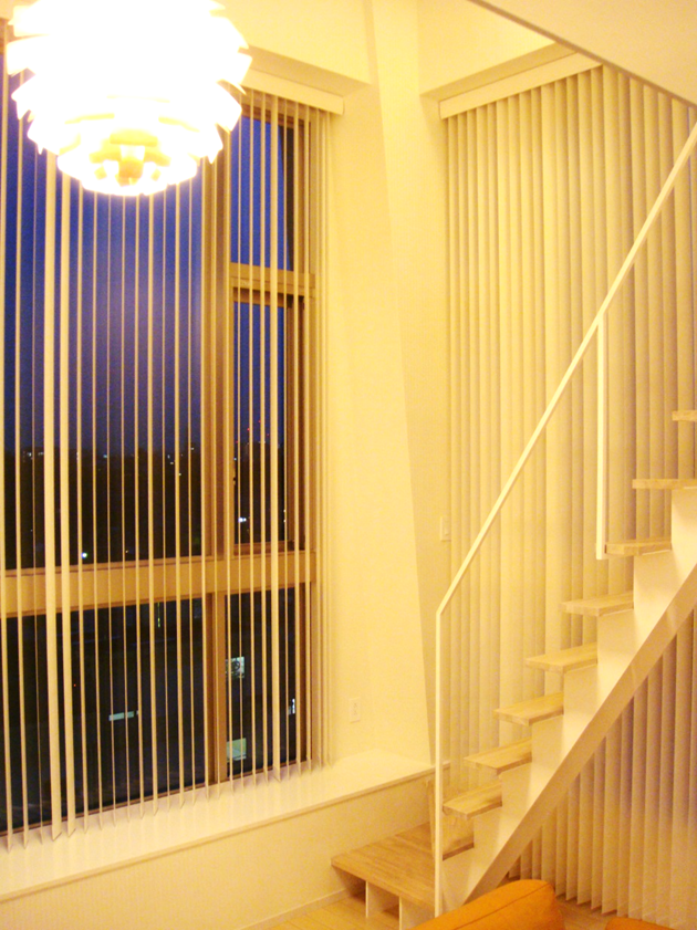 ニチベイ　バーチカルブラインド　高層マンションの窓