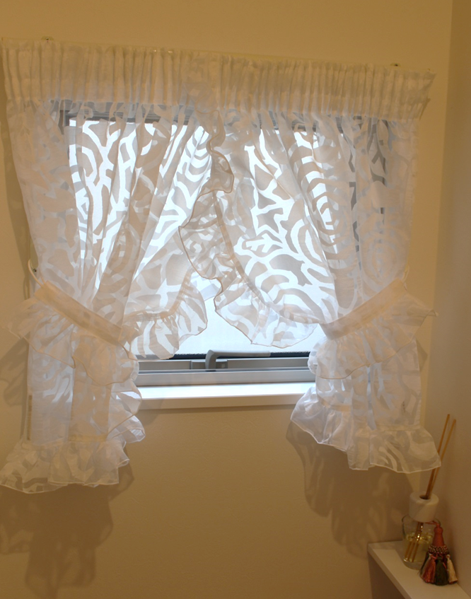 小窓のカーテン　クロスオーバースタイル　ガーリーなカーテンスタイル