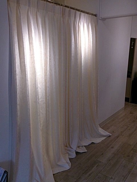 ショップのカーテン　試着室のカーテン　長めの丈　