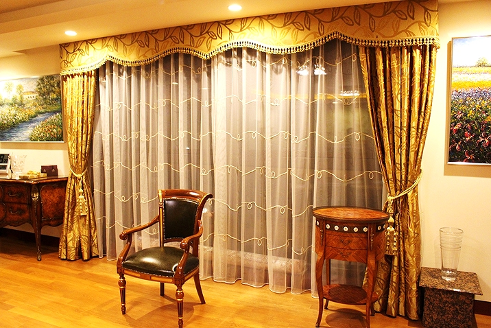 ルイ14世様式　バロック　シルクのカーテン