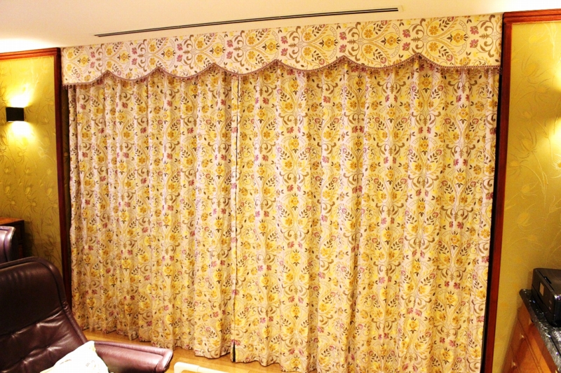 シルクのカーテン　ルイ14世様式の重厚なインテリアに　　　　　　　　　　　　　　　　　渋谷区K様邸