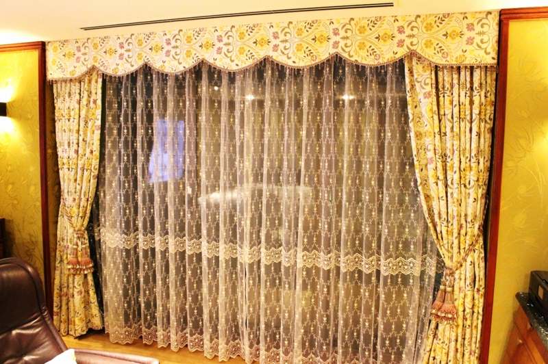 シルクのカーテン　ルイ14世様式の重厚なインテリアに　　　　　　　　　　　　　　　　　渋谷区K様邸