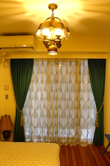 ヨーロッパのカーテン　プチホテルのカーテン　ベルベットのカーテン