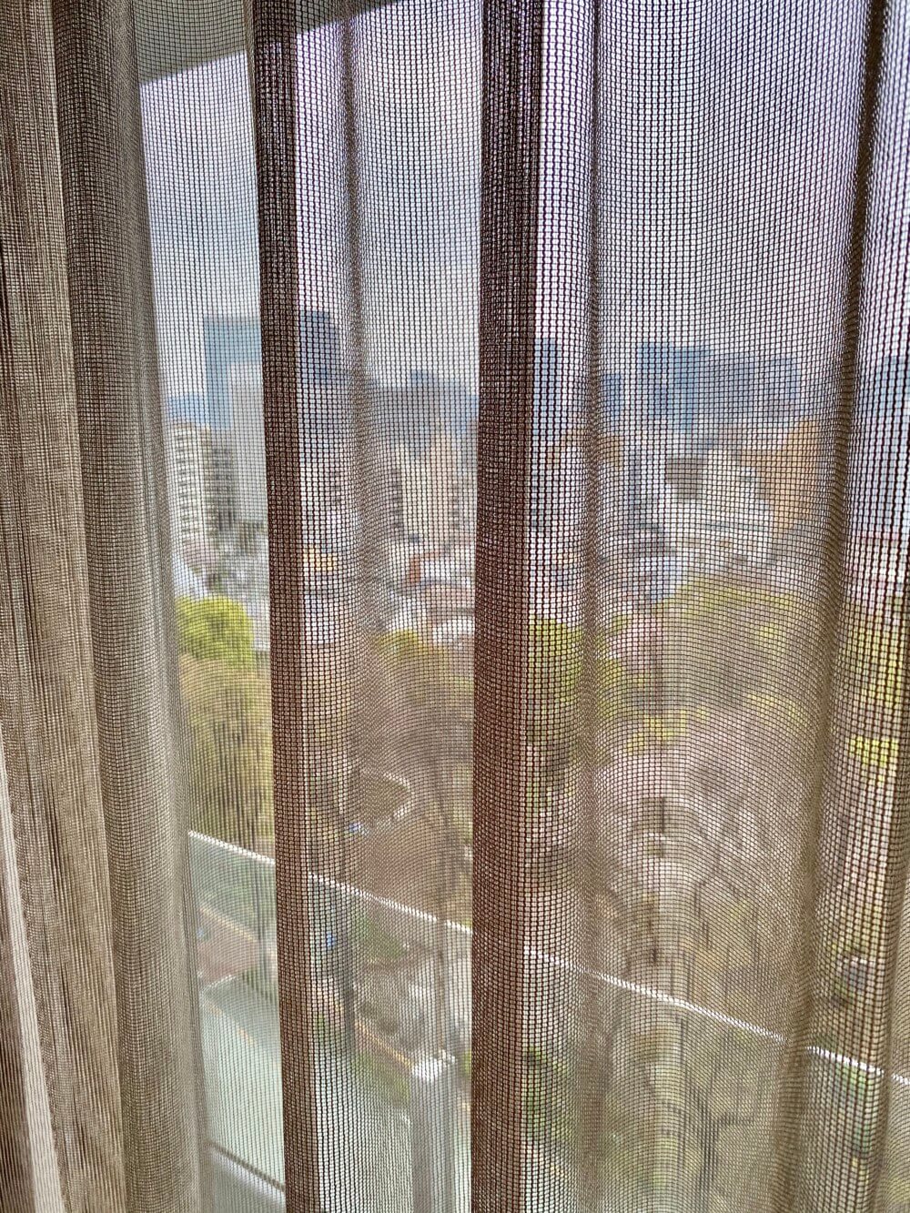 タワーマンションのカーテン で、「ラグジュアリー×シンプルシティ」な窓辺