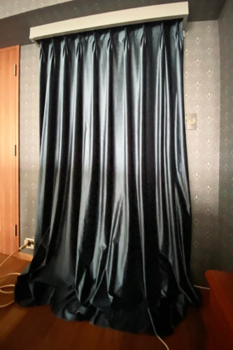 ブレイクスタイル　カーテンの丈長め　ヨーロッパのカーテンスタイル