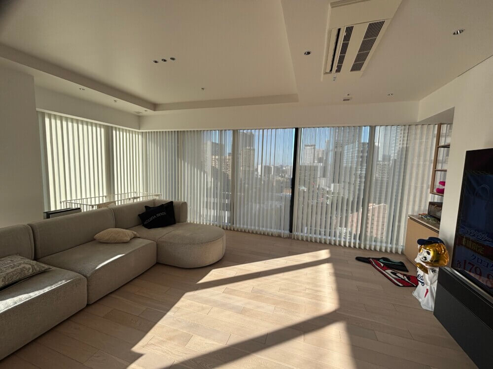 タワーマンションのカーテン　電動ロールスクリーン