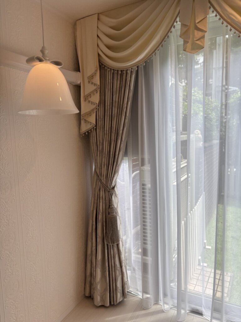 バランスカーテンで仕上げるファンタジー空間