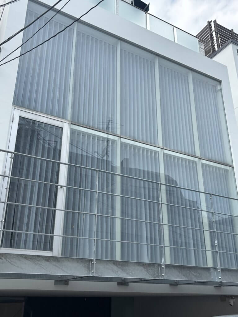 吹き抜け窓にはノーマンのスマートドレープ電動で快適に♪