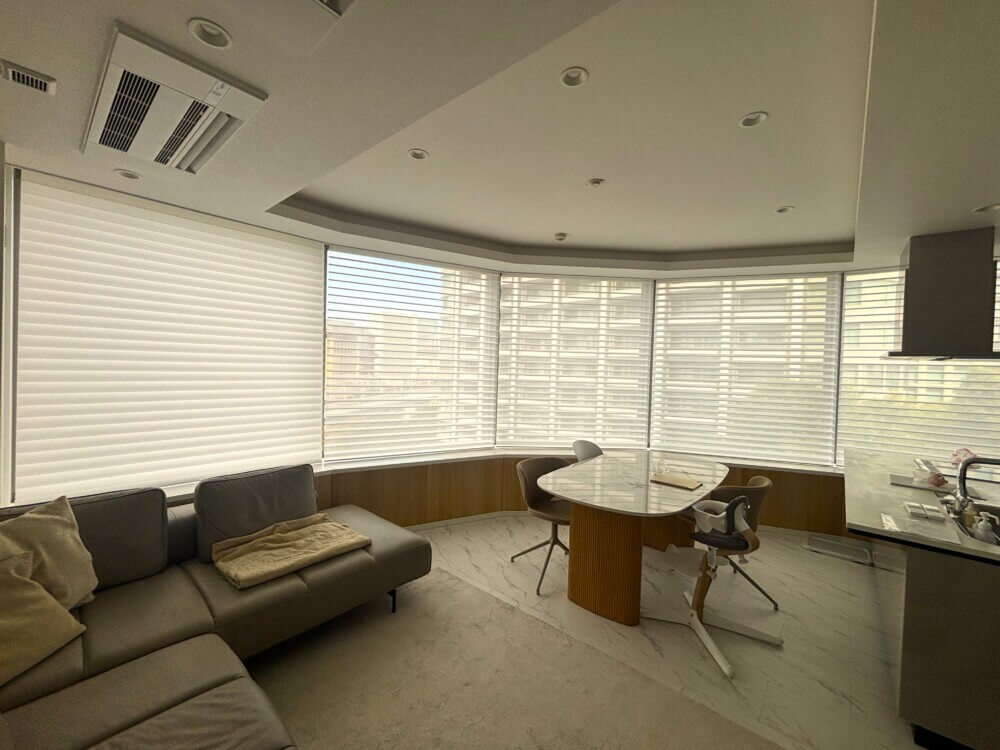 都会のマンションを上質に演出する電動の調光ロールスクリーン