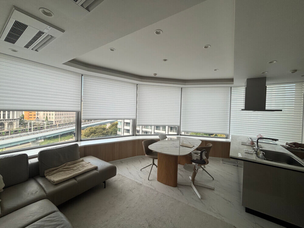 都会のマンションを上質に演出する電動の調光ロールスクリーン