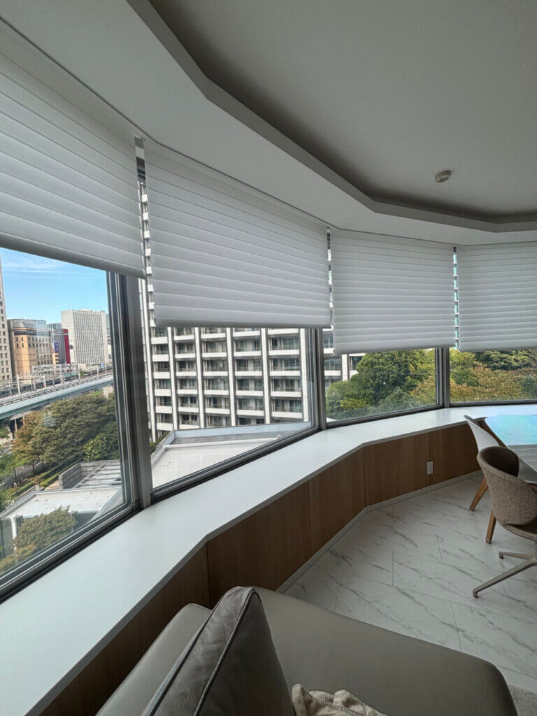 都会のマンションを上質に演出する電動の調光ロールスクリーン