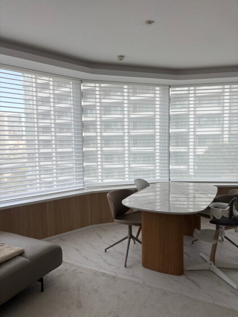 都会のマンションを上質に演出する電動の調光ロールスクリーン