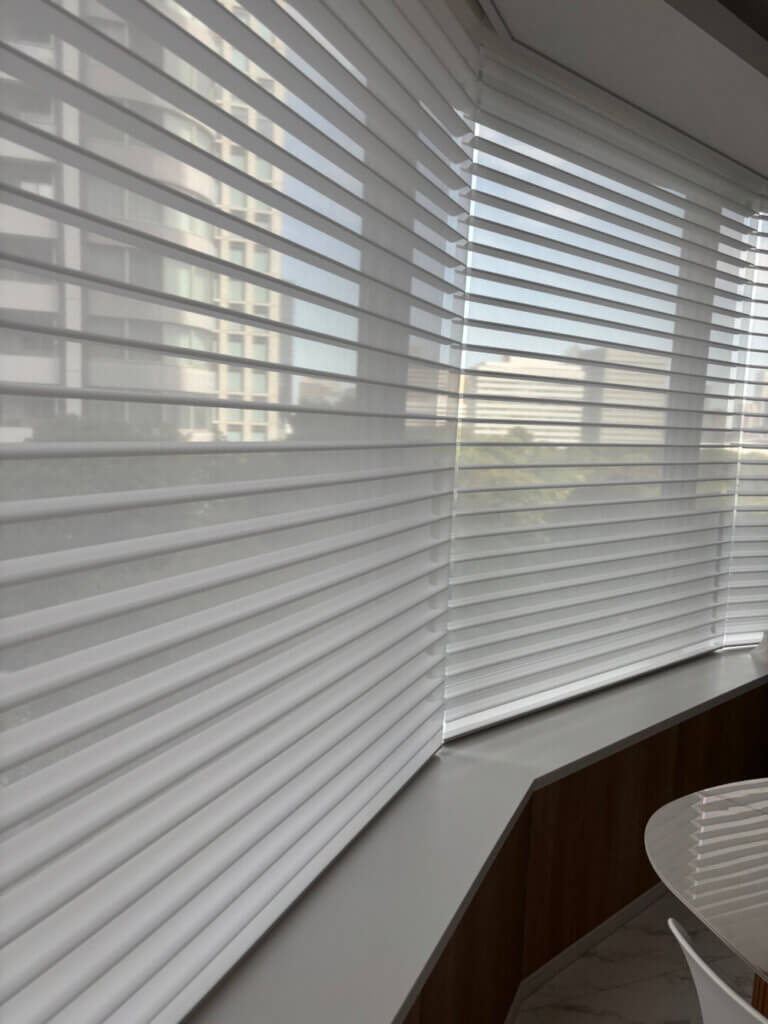 都会のマンションを上質に演出する電動の調光ロールスクリーン