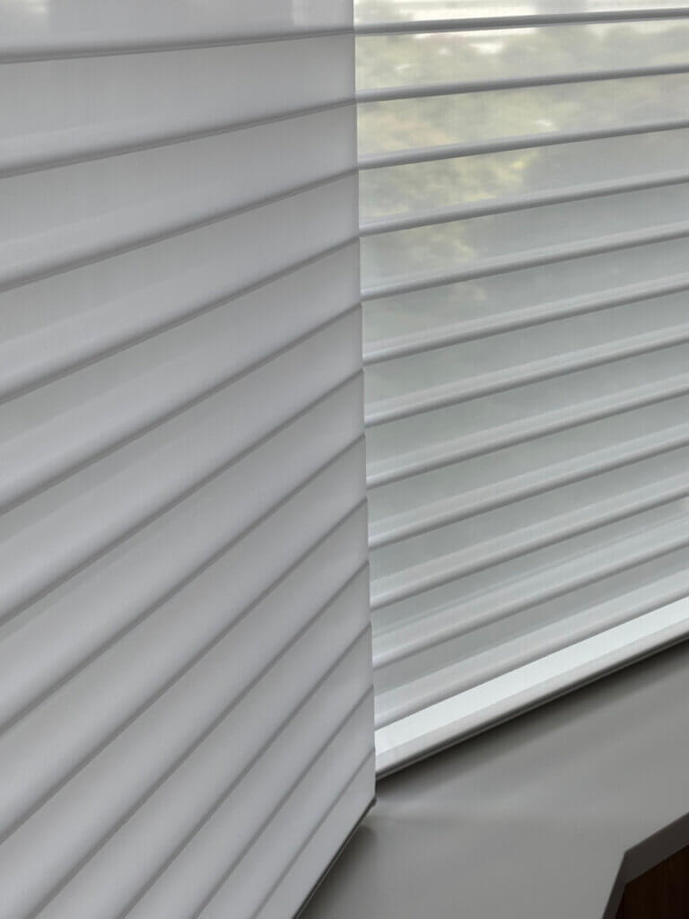 都会のマンションを上質に演出する電動の調光ロールスクリーン