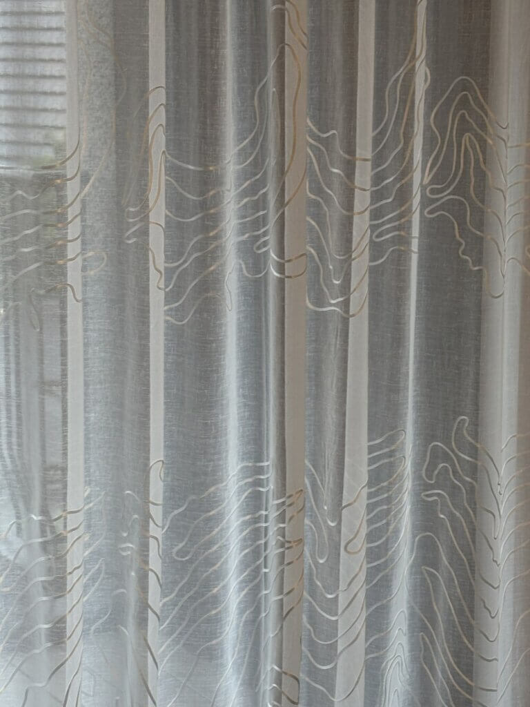 モダンインテリアに映える ウェーブスタイルオーダーカーテン