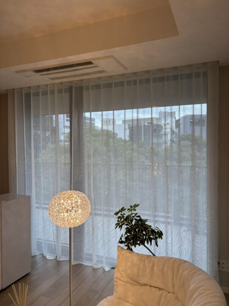 モダンインテリアに映える ウェーブスタイルオーダーカーテン