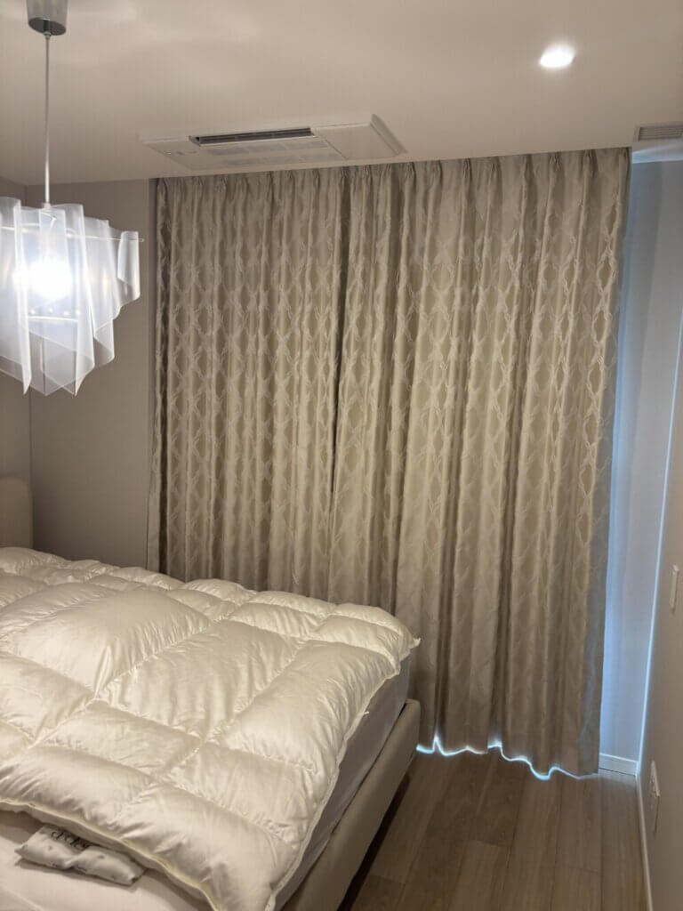 モダンインテリアに映える ウェーブスタイルオーダーカーテン