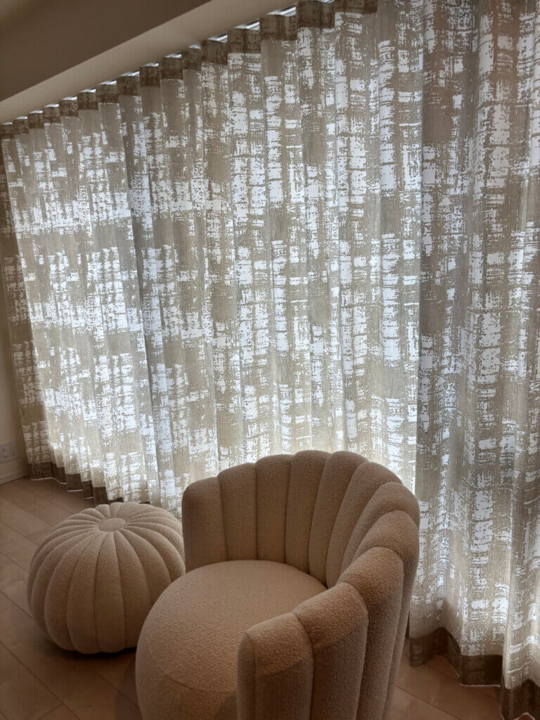東京オーダーカーテン　白のニュアンスが織りなす空間