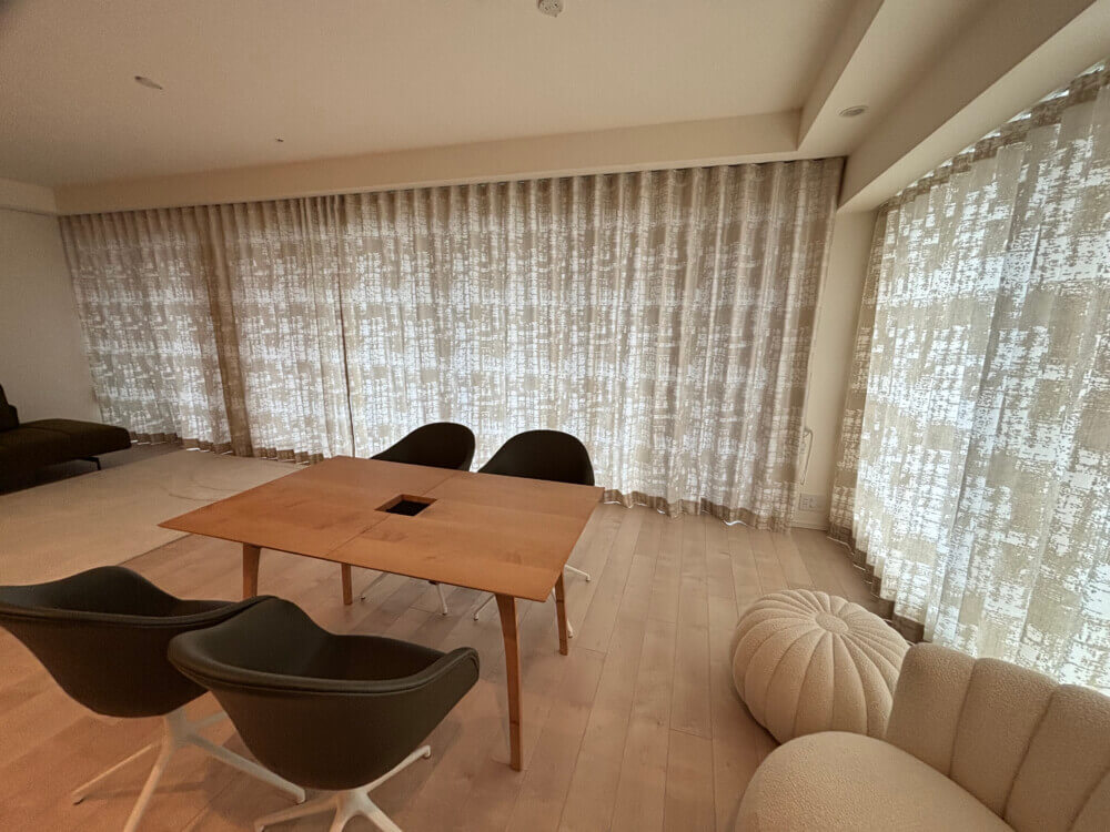 東京オーダーカーテン　白のニュアンスが織りなす空間