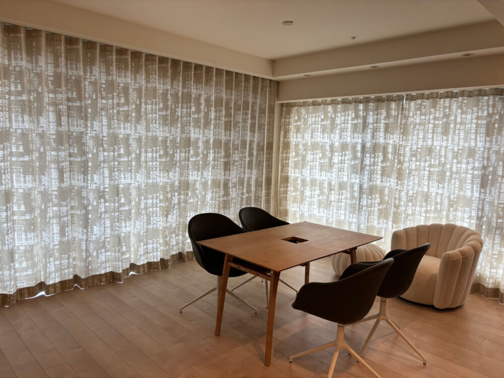 東京オーダーカーテン　白のニュアンスが織りなす空間