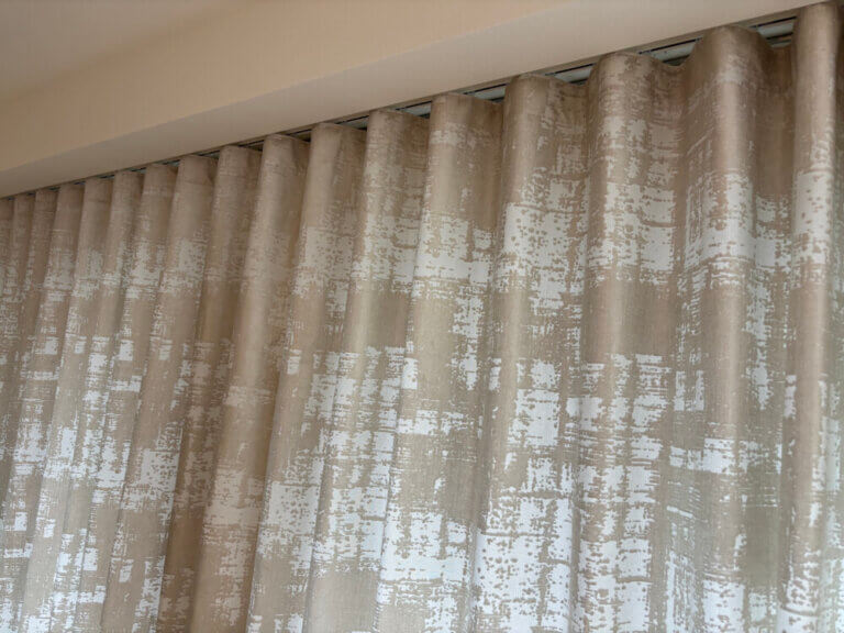 東京オーダーカーテン　白のニュアンスが織りなす空間