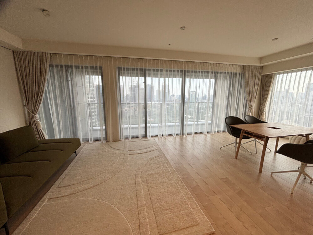 東京オーダーカーテン　白のニュアンスが織りなす空間