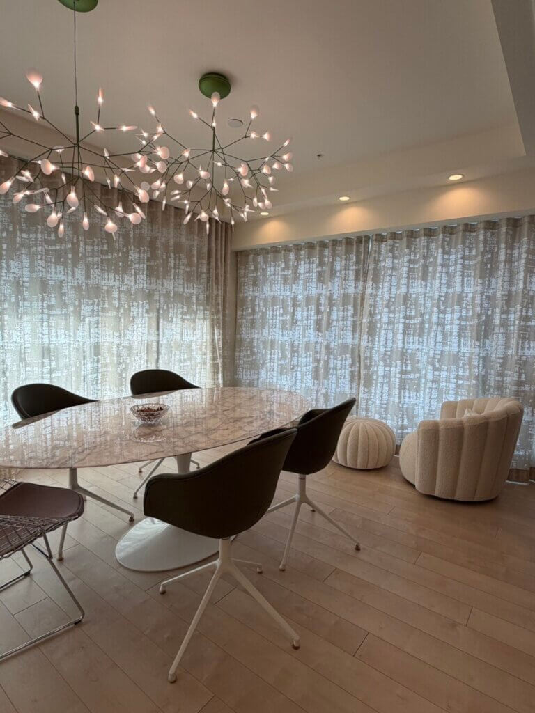 東京オーダーカーテン　白のニュアンスが織りなす空間