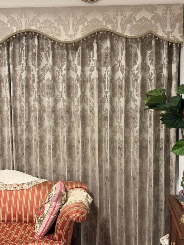クラシカルな空間に調和するバランスカーテンへの掛け替え