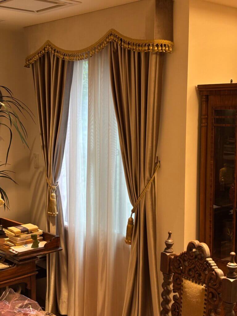 クラシカルな空間に調和するバランスカーテンへの掛け替え