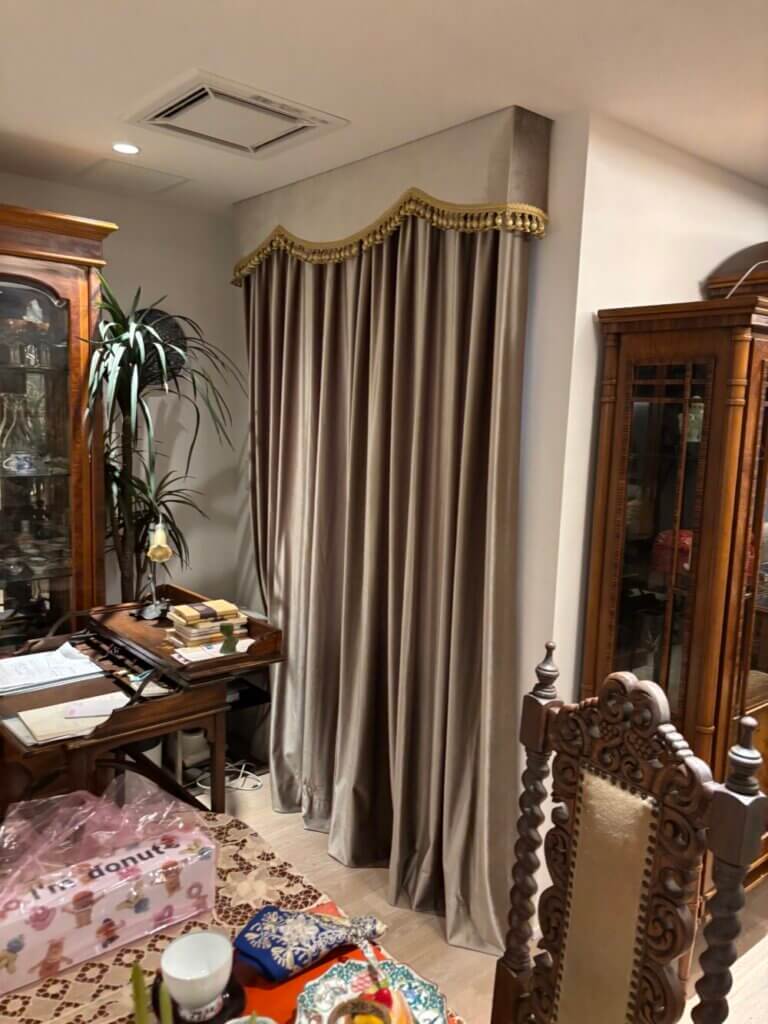 クラシカルな空間に調和するバランスカーテンへの掛け替え