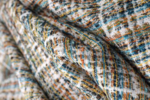 シャネルを想起させるイタリア製ツイードカーテンで作る上質なリビング空間