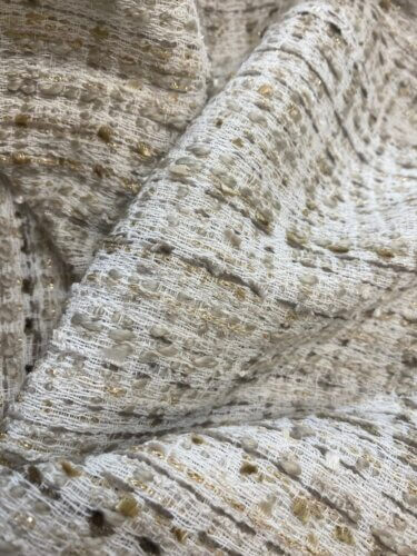 シャネルを想起させるイタリア製ツイードカーテンで作る上質なリビング空間