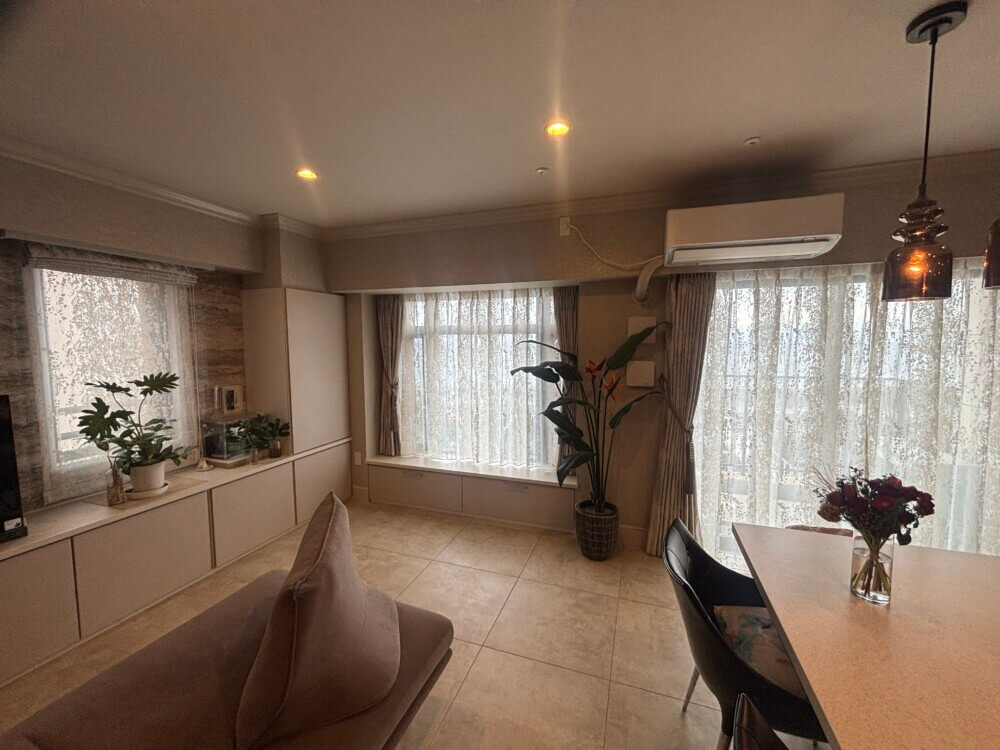 サンドカラーが描く、クワイエットラグジュアリー空間