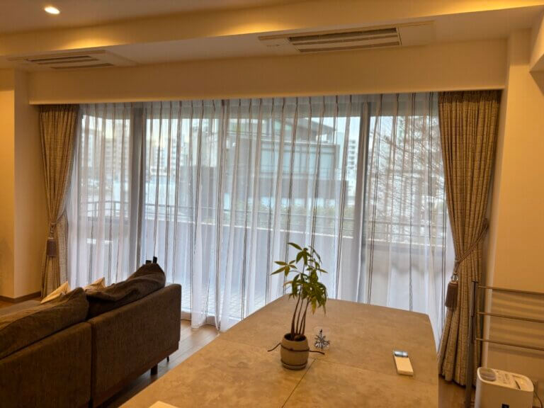 CHANEL的構築美をカーテンで ～ツイードで叶える、 格上げリビングの極み～