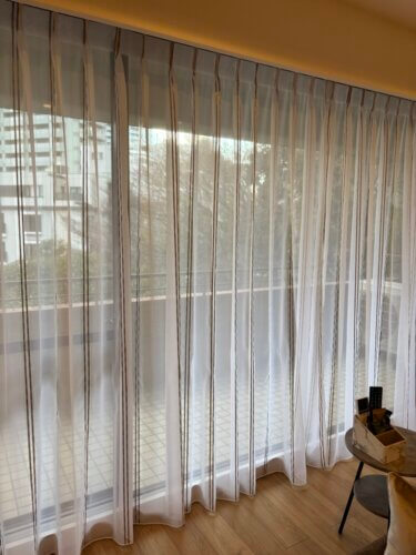 シャネルを想起させるイタリア製ツイードカーテンで作る上質なリビング空間