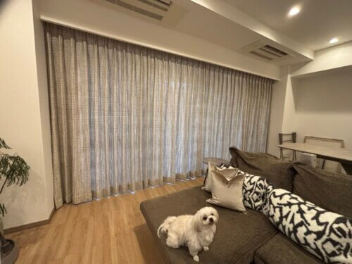 シャネルを想起させるイタリア製ツイードカーテンで作る上質なリビング空間