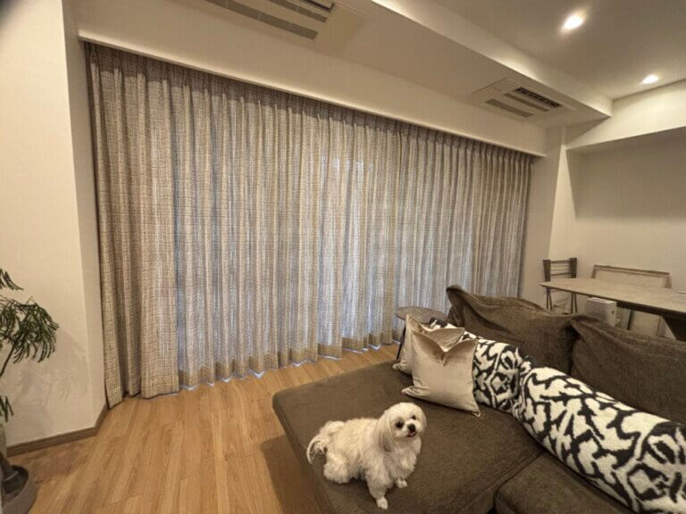 CHANEL的構築美をカーテンで ～ツイードで叶える、 格上げリビングの極み～